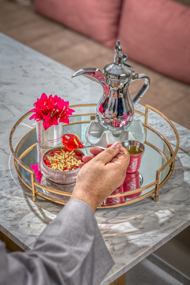 حلوى بحرينية وقهوة